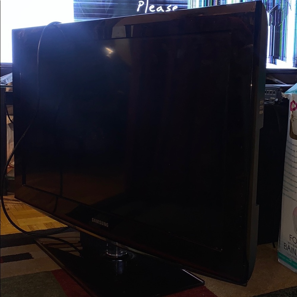 Perfectly workin 30 inch Samsung Tv.